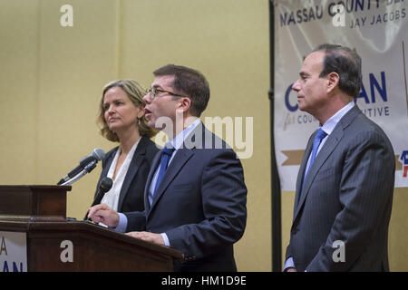 Uniondale, USA. 30. Januar 2017. Auf der linken Seite, Nassau County Gesetzgeber Laura Curran, erhält 48, Kandidat für Nassau County Executive Billigung von Führern der Demokratischen Partei. Eine primäre wird erwartet. Jack Schnirman, sprechend, erhielt Bestätigung für Grafschaft Comproller. Auf der rechten Seite JAY S. JACOBS, N. C. demokratischen Ausschussvorsitzende, die Ankündigungen sichern die Kandidaten gemacht. Curran ist in ihre zweite Amtszeit als Nassau County Gesetzgeber für 5. Legislative Bezirk. Bildnachweis: Ann Parry/ZUMA Draht/Alamy Live-Nachrichten Stockfoto