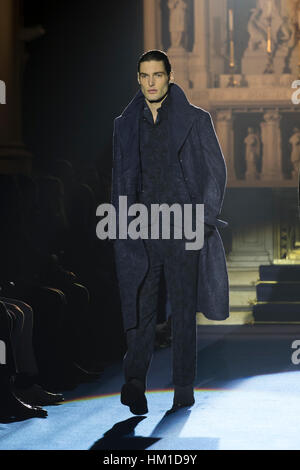 New York City, USA. 30. Januar 2017. Modell herein der Start-und Landebahn für Joseph Abboud Sammlung während New York Mens Fashion Woche Herbst 2017 Saint Stephens Church. Bildnachweis: Lev Radin/Alamy Live-Nachrichten Stockfoto