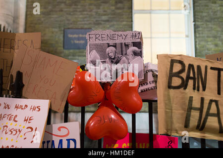 London, UK. 30. Januar 2017. Theresa kann bei Whitehall banner. Bildnachweis: Aimvphotography/Alamy Live-Nachrichten Stockfoto