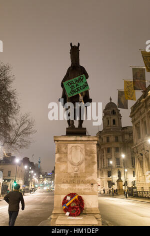 London, UK. 30. Januar 2017. Statue in Whitehall Banner hochhalten, die lautet: "Trump ist A Bludclart". Bildnachweis: Aimvphotography/Alamy Live-Nachrichten Stockfoto