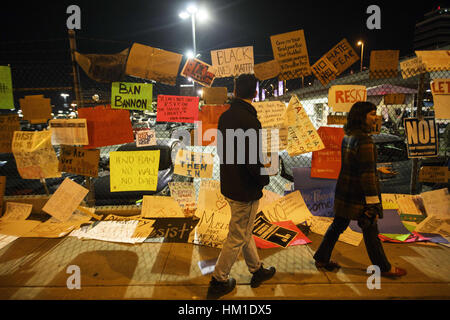 Los Angeles, USA. 29. Januar 2017. Zeichen schmücken einen Parkplatz Zaun am Rand des Flughafens nach Protesten am Los Angeles International Airport (LAX) nach Donald Trump Reiseverbot aus mehrheitlich muslimischen Ländern in Los Angeles, Kalifornien. Demonstranten Herunterfahren der unteren und Ankünfte Bereich. Bildnachweis: Patrick Fallon/ZUMA Draht/Alamy Live-Nachrichten Stockfoto