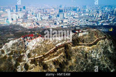 Jinan, China Shandong Provinz. 30. Januar 2017. Touristen Wandern auf dem Qianfo-Berg zum chinesischen Neujahrsfest in Jinan, der Hauptstadt der ostchinesischen Provinz Shandong, 30. Januar 2017 feiern. Bildnachweis: Zhu Zheng/Xinhua/Alamy Live-Nachrichten Stockfoto