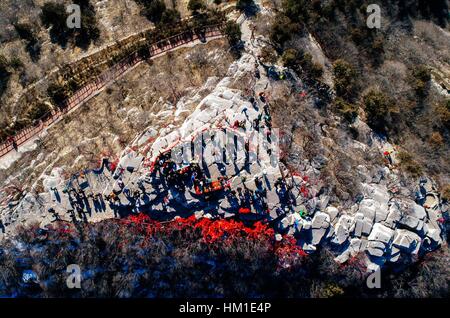 Jinan, China Shandong Provinz. 30. Januar 2017. Touristen Wandern auf dem Qianfo-Berg zum chinesischen Neujahrsfest in Jinan, der Hauptstadt der ostchinesischen Provinz Shandong, 30. Januar 2017 feiern. Bildnachweis: Zhu Zheng/Xinhua/Alamy Live-Nachrichten Stockfoto