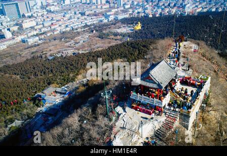 Jinan, China Shandong Provinz. 30. Januar 2017. Touristen Wandern auf dem Qianfo-Berg zum chinesischen Neujahrsfest in Jinan, der Hauptstadt der ostchinesischen Provinz Shandong, 30. Januar 2017 feiern. Bildnachweis: Zhu Zheng/Xinhua/Alamy Live-Nachrichten Stockfoto