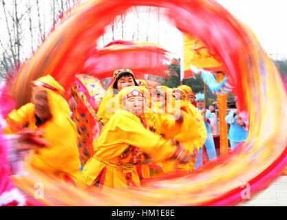 Wuhan, China Hubei Provinz. 31. Januar 2017. Die Teilnehmer führen Drachentanz während eines Wettbewerbs in Wuhan, der Hauptstadt der Provinz Zentral-China-Hubei, 31. Januar 2017. Bildnachweis: Cheng Min/Xinhua/Alamy Live-Nachrichten Stockfoto