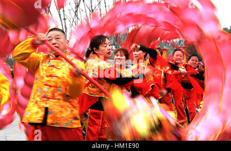 Wuhan, China Hubei Provinz. 31. Januar 2017. Die Teilnehmer führen Drachentanz während eines Wettbewerbs in Wuhan, der Hauptstadt der Provinz Zentral-China-Hubei, 31. Januar 2017. Bildnachweis: Cheng Min/Xinhua/Alamy Live-Nachrichten Stockfoto