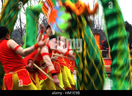 Wuhan, China Hubei Provinz. 31. Januar 2017. Die Teilnehmer führen Drachentanz während eines Wettbewerbs in Wuhan, der Hauptstadt der Provinz Zentral-China-Hubei, 31. Januar 2017. Bildnachweis: Cheng Min/Xinhua/Alamy Live-Nachrichten Stockfoto