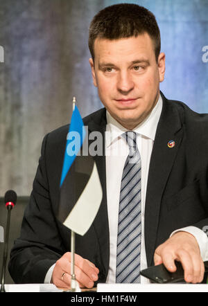 Tallinn, 31. Januar 2017. Estnische Ministerpräsident Juri Ratas wartet vor einem Treffen mit den baltischen Ministerpräsidenten. Litauischen Ministerpräsidenten Saulius Skvernelis, lettischer Premierminister Maris Kucinskis und estnische Ministerpräsident Juri Ratas treffen heute auf regionale Sicherheit, Energie und Verkehrsanbindung sowie die Zukunft der Europäischen Union diskutieren. Nicolas Bouvy/Alamy Live-Nachrichten Stockfoto