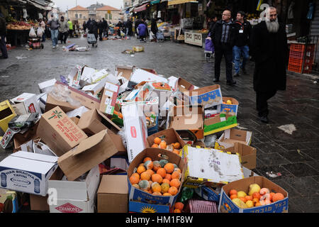 Jerusalem, Israel. 31. Januar 2017. Müll türmt sich in den Straßen von Mahane Yehuda Markt als ein Jerusalem kommunale Streik seinen dritten Tag betritt. Bürgermeister von Jerusalem Barkat behauptet finanziellen Streitigkeiten mit dem Ministerium der Finanzen, während andere, dass Barkat hat nicht die Absicht behaupten der laufenden bürgermeisterlichen verzichtete damit Missbrauch Stadtbewohner zu Gunsten der persönlichen Wünsche in der nationalen Politik. Bildnachweis: Nir Alon/Alamy Live-Nachrichten Stockfoto