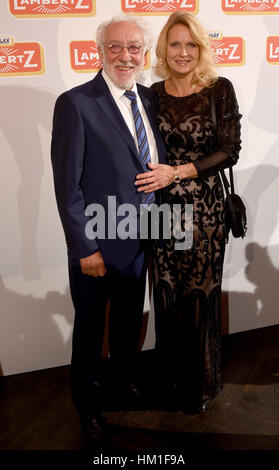 Köln, Deutschland. 30. Januar 2017. Schauspieler Dieter Hallervorden und seine Partner Christiane Zander auf der Lambertz Monday Night-Veranstaltung in Köln, 30. Januar 2017. Foto: Henning Kaiser/Dpa/Alamy Live News Stockfoto