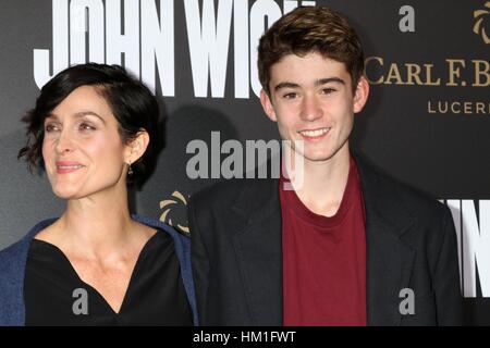 Los Angeles, CA, USA. 30. Januar 2017. Carrie-Anne Moss, Owen Roy im Ankunftsbereich für JOHN WICK: CHAPTER TWO Premiere, Arclight Hollywood, Los Angeles, CA 30. Januar 2017. Bildnachweis: Priscilla Grant/Everett Collection/Alamy Live-Nachrichten Stockfoto