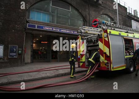 London UK. 31. Januar 2017. Die Londoner Feuerwehr und Rettungsdienste kümmern sich um ein Brand in London Brücke u-Bahnstation zwingt die Station geschlossen Credit: Amer Ghazzal/Alamy Live-Nachrichten Stockfoto