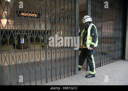 London UK. 31. Januar 2017. Die Londoner Feuerwehr und Rettungsdienste kümmern sich um ein Brand in London Brücke u-Bahnstation zwingt die Station geschlossen Credit: Amer Ghazzal/Alamy Live-Nachrichten Stockfoto