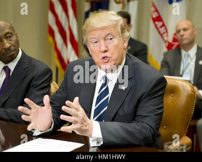 Washington DC, USA. 31. Januar 2017. US-Präsident Donald Trump trifft sich mit Vertretern der PhRMA, die pharmazeutische Forschung und Manufacturers of America in die im Roosevelt Room des weißen Hauses in Washington, DC auf Dienstag, 31. Januar 2017. Laut ihrer Website vertritt"PhRMA führende biopharmazeutische Forscher und Biotechnologie-Unternehmen des Landes." Bildnachweis: MediaPunch Inc/Alamy Live-Nachrichten Stockfoto