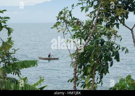 Bujumbura, Burundi. 8. Dezember 2014. Datei - eine Archiv Bild datiert 08.12.2014 zeigt einen Mann mit seinem Fischerboot am Tanganjikasee in Burundi Rudern. Foto: Carola Frentzen/Dpa/Alamy Live News Stockfoto