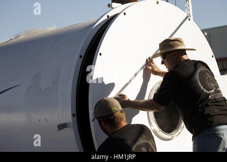 Hawthorne, Kalifornien, USA. 29. Januar 2017. Arbeiter versiegeln die Vakuumröhre Tür mit Bolzen während des Hyperloop Pod-Wettbewerbs von SpaceX auf Sonntag, 29. Januar 2017 in Hawthorne, Kalifornien Studenten von Hochschulen und Universitäten weltweit konkurrierten um ihren Hülsen auf einer Hyperloop Strecke zu testen, die 1,25 Kilometer unten Jack Northrop Avenue verläuft zwischen Crenshaw Blvd. und Prairie Ave. © 2017 Patrick T. Fallon Credit: Patrick Fallon/ZUMA Draht/Alamy Live News Stockfoto