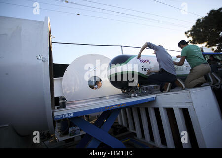 Hawthorne, Kalifornien, USA. 29. Januar 2017. Ingenieure legen Platten, wie sie den Delft Hyperloop Team Pod aus den Niederlanden während des Hyperloop Pod-Wettbewerbs von SpaceX auf Sonntag, 29. Januar 2017 in Hawthorne, Kalifornien Studenten von Hochschulen bereiten und Universitäten weltweit konkurrierten um ihren Hülsen auf einer Hyperloop Strecke zu testen, die 1,25 Kilometer unten Jack Northrop Avenue verläuft zwischen Crenshaw Blvd. und Prairie Ave. © 2017 Patrick T. Fallon Credit : Live-Nachrichten Patrick Fallon/ZUMA Draht/Alamy Stockfoto