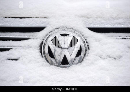 Dresden, Deutschland. 31. Januar 2017. Auf Dem Logo der Volkswagen (VW) AG bin Kühlergrill Eines VW Personenkraftwagen (PKW) satzungsmäßige 31.01.2017 in Dresden (Sachsen) Schnee. Schnee auf den Volkswagen (VW) AG Logo der Grill, ein Auto in Dresden, Deutschland auf 31.01.2017 gestapelt. Foto: Arno Burgi/Dpa-Zentralbild/Dpa/Alamy Live-Nachrichten Stockfoto