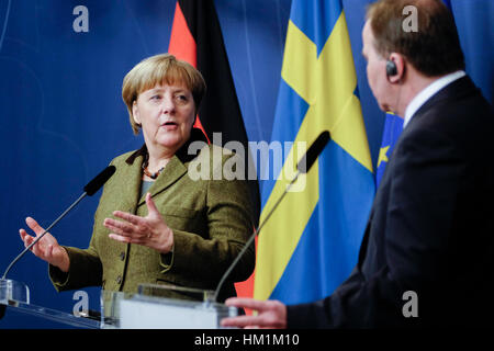 Stockholm, Schweden. 31. Januar 2017. Besuch der deutschen Kanzlerin Angela Merkel (L) befasst sich mit eine gemeinsame Pressekonferenz mit Ministerpräsident Stefan Lofven in Schwedens Hauptstadt Stockholm. Der schwedische Ministerpräsident Stefan Lofven und den Besuch von Bundeskanzlerin Angela Merkel am Dienstag kritisiert die Entscheidung der USA, Einreise von Bürgern aus sieben mehrheitlich muslimischen Ländern als anti-muslimische Vorurteile zu verbieten. Bildnachweis: Rob Schoenbaum/Xinhua/Alamy Live-Nachrichten Stockfoto