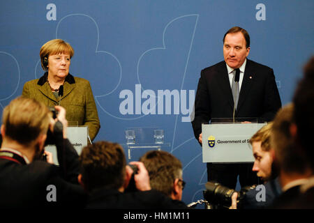 Stockholm, Schweden. 31. Januar 2017. Swedish Prime Minister Stefan Lofven (R) und Besuch von Bundeskanzlerin Angela Merkel eine gemeinsame Pressekonferenz in Stockholm, Schwedens Hauptstadt zu besuchen. Der schwedische Ministerpräsident Stefan Lofven und den Besuch von Bundeskanzlerin Angela Merkel am Dienstag kritisiert die Entscheidung der USA, Einreise von Bürgern aus sieben mehrheitlich muslimischen Ländern als anti-muslimische Vorurteile zu verbieten. Bildnachweis: Rob Schoenbaum/Xinhua/Alamy Live-Nachrichten Stockfoto