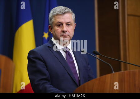 Bukarest, Rumänien. 31 Jan, 2017. rumänischen Minister für Justiz, Florin iordache, spricht bei einer Pressekonferenz. Credit: Gabriel petrescu/alamy leben Nachrichten Stockfoto