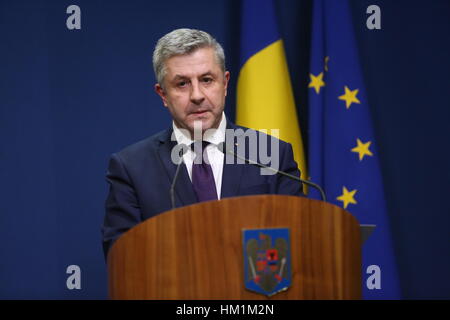 Bukarest, Rumänien. 31. Januar 2017. Rumänische Justizministerin, Florin Iordache, spricht auf einer Pressekonferenz. Bildnachweis: Gabriel Petrescu/Alamy Live-Nachrichten Stockfoto