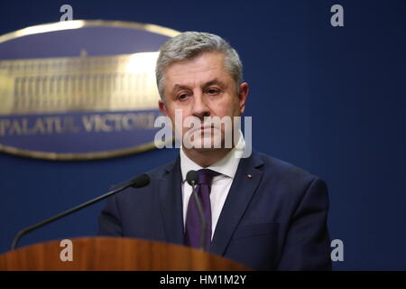 Bukarest, Rumänien. 31. Januar 2017. Rumänische Justizministerin, Florin Iordache, spricht auf einer Pressekonferenz. Bildnachweis: Gabriel Petrescu/Alamy Live-Nachrichten Stockfoto