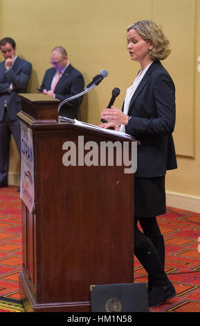 Uniondale, New York, USA. 20. Januar 2017.  Nassau County Gesetzgeber Laura Curran (D-Baldwin), 48, Kandidat für Nassau County Executive, erhält Unterstützung von Führern der Demokratischen Partei. Eine primäre wird erwartet. Jay S. Jacobs, N. C. demokratischen Committee Chairman, machte die Ankündigung Curren für County Exec und Jack Schnirman County Comptroller sichern. Curran ist in ihre zweite Amtszeit als Nassau County Gesetzgeber für 5. Legislative Bezirk. Bildnachweis: Ann E Parry/Alamy Live-Nachrichten Stockfoto