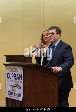 New York, USA. 30. Januar 2017. Rechts, JACK SCHNIRMAN, erhält Unterstützung für County Comptroller von Führern der Demokratischen Partei.  Er ist Long Beach Stadtdirektor, eine ausgestattete Position und ausgewähltes Amt nicht gehalten hat. Auf der linken Seite, Nassau County Gesetzgeber Laura Curran (D-Baldwin), erhielt 48, Kandidat für Nassau County Executive, Dem Staats-und Regierungschefs der Billigung. Eine primäre wird erwartet. Curran ist in ihre zweite Amtszeit als Nassau County Gesetzgeber für 5. Legislative Bezirk. Bildnachweis: Ann E Parry/Alamy Live-Nachrichten Stockfoto