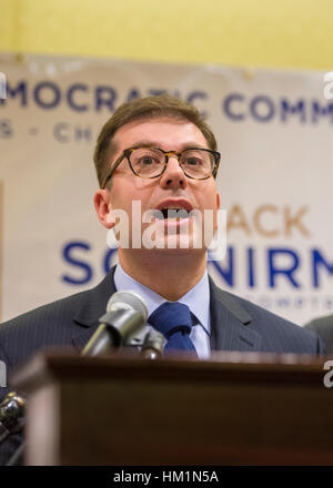 New York, USA. 30. Januar 2017. Demokratischer Kandidat JACK SCHNIRMAN, 38, erhält eine Bestätigung für Nassau County Comptroller von Führern der Demokratischen Partei. Schnirman ist Long Beach City-Manager, eine ausgestattete Position und hatte nie ausgewähltes Amt inne. Bildnachweis: Ann E Parry/Alamy Live-Nachrichten Stockfoto