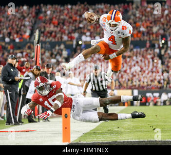 Tampa, Florida, USA. 9. Januar 2017. Clemson Tigers quarterback DESHAUN WATSON (4) Sprünge über Clemson Tigers Sicherheit KORRIN WIGGINS (15) in Richtung der Endzone während der zweiten Hälfte Montag. Watson kam nur kurz aber Clemson Tigers waren in der Lage, auf das nächste Laufwerk Punkten. Clemson Tigers schlagen Crimson Tide 35 - 31. Bildnachweis: Loren Elliott/Tampa Bay Times / ZUMA Draht/Alamy Live News Stockfoto