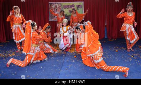 Kathmandu, Nepal. 1. Februar 2017. Nepalesische Studenten tanzen während der Feierlichkeiten der Shree Panchami Festival an einer lokalen Schule in Kathmandu, Nepal, 1. Februar 2017. Bildnachweis: Sunil Sharma/Xinhua/Alamy Live-Nachrichten Stockfoto