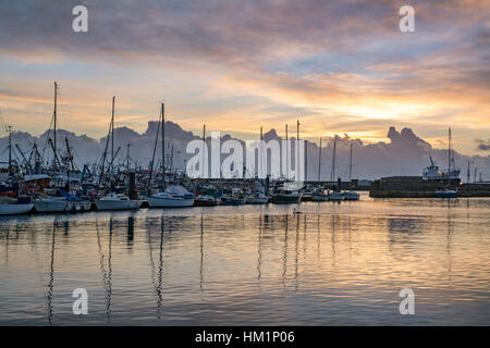 Newlyn, Cornwall, UK. 1. Februar 2017. Großbritannien Wetter. Cornwall ist selbst für die Ankunft des Sturms Doris später Aussteifung. Morgendämmerung am Newlyn wurde jedoch mit ruhiger See und einem farbenfrohen Sonnenaufgang heute Morgen begrüßt. Bildnachweis: Simon Maycock/Alamy Live-Nachrichten Stockfoto