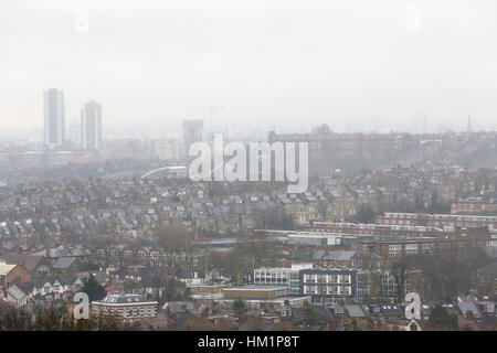 Alexandra Palace, Nord-London, UK. 1. Februar 2017. Großbritannien Wetter. Der Blick auf London von Alexandra Palace, bedeckt im Morgennebel und Verschmutzung. Bildnachweis: Dinendra Haria/Alamy Live-Nachrichten Stockfoto