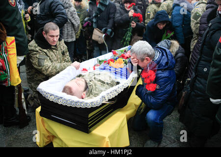 Kiew, Ukraine. 1. Februar 2017. Menschen beteiligen sich an einer Trauerfeier für die sieben ukrainischen Soldaten, die vor kurzem bei einem militärischen Konflikt im Osten des Landes, in Independence Square in zentralen Kiew, Ukraine, Credit getötet wurden: Nazar Furyk/ZUMA Draht/Alamy Live News Stockfoto