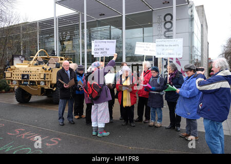 Hereford, Großbritannien. 1. Februar 2017. Demonstranten zeigen außerhalb der Herefordshire Defence and Security Expo (HDSE) Veranstaltung im The Courtyard Arts Centre. Die Veranstaltung bietet Ausstellern und Referenten aus der Rüstungsindustrie unter ihnen QinetiQ, das Verteidigungsministerium und das Ministerium für internationalen Handel. Die Demonstranten waren lokale Quäker und Mitglieder der Kampagne gegen Arms Trade (CAAT). Fotografieren Sie Steven Mai / Alamy Live News Stockfoto