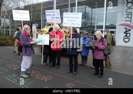 Hereford, Großbritannien. 1. Februar 2017. Demonstranten zeigen außerhalb der Herefordshire Defence and Security Expo (HDSE) Veranstaltung im The Courtyard Arts Centre. Die Veranstaltung bietet Ausstellern und Referenten aus der Rüstungsindustrie unter ihnen QinetiQ, das Verteidigungsministerium und das Ministerium für internationalen Handel. Die Demonstranten waren lokale Quäker und Mitglieder der Kampagne gegen Arms Trade (CAAT). Fotografieren Sie Steven Mai / Alamy Live News Stockfoto