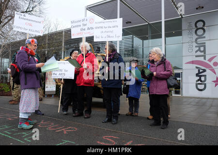 Hereford, Großbritannien. 1. Februar 2017. Demonstranten zeigen außerhalb der Herefordshire Defence and Security Expo (HDSE) Veranstaltung im The Courtyard Arts Centre. Die Veranstaltung bietet Ausstellern und Referenten aus der Rüstungsindustrie unter ihnen QinetiQ, das Verteidigungsministerium und das Ministerium für internationalen Handel. Die Demonstranten waren lokale Quäker und Mitglieder der Kampagne gegen Arms Trade (CAAT). Fotografieren Sie Steven Mai / Alamy Live News Stockfoto