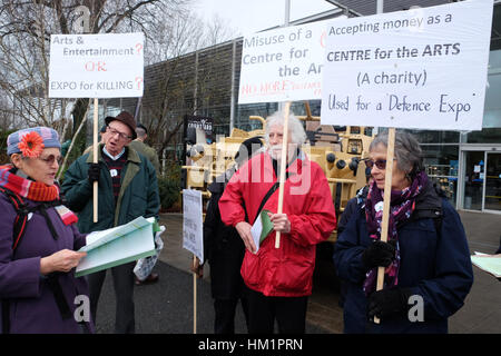 Hereford, Großbritannien. 1. Februar 2017. Demonstranten zeigen außerhalb der Herefordshire Defence and Security Expo (HDSE) Veranstaltung im The Courtyard Arts Centre. Die Veranstaltung bietet Ausstellern und Referenten aus der Rüstungsindustrie unter ihnen QinetiQ, das Verteidigungsministerium und das Ministerium für internationalen Handel. Die Demonstranten waren lokale Quäker und Mitglieder der Kampagne gegen Arms Trade (CAAT). Fotografieren Sie Steven Mai / Alamy Live News Stockfoto