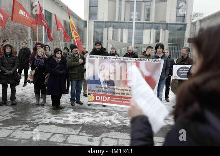 Berlin, Berlin, Deutschland. 1. Februar 2017. Eine Gruppe von Demonstranten, organisiert von der "Foederation der Demokratischen Arbeitervereine" (Türkisch: Demokratik inkompletten Querschnittlähmung Dernekleri Federasyonu, DIDF), vor dem Bundeskanzleramt um die Bundeskanzlerin Frau Angela Merkel zu protestieren, die Türkei besucht. Die Demonstranten kritisieren Merkel für ihre umstrittene Politik auf die Flüchtlingskrise und vor allem das Angebot der EU mit der Türkei. Bildnachweis: Jan Scheunert/ZUMA Draht/Alamy Live-Nachrichten Stockfoto