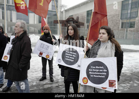 Berlin, Berlin, Deutschland. 1. Februar 2017. Eine Gruppe von Demonstranten, organisiert von der "Foederation der Demokratischen Arbeitervereine" (Türkisch: Demokratik inkompletten Querschnittlähmung Dernekleri Federasyonu, DIDF), vor dem Bundeskanzleramt um die Bundeskanzlerin Frau Angela Merkel zu protestieren, die Türkei besucht. Die Demonstranten kritisieren Merkel für ihre umstrittene Politik auf die Flüchtlingskrise und vor allem das Angebot der EU mit der Türkei. Bildnachweis: Jan Scheunert/ZUMA Draht/Alamy Live-Nachrichten Stockfoto