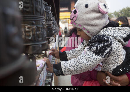 Kathmandu, Nepal. 1. Februar 2017. Eine nepalesische Kind schreibt mit Kreide, Gebete während der Feierlichkeiten der Shree Panchami Festival in Kathmandu, Nepal, 1. Februar 2017 anzubieten. Bildnachweis: Pratap Thapa/Xinhua/Alamy Live-Nachrichten Stockfoto