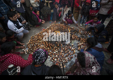 Kathmandu, Nepal. 1. Februar 2017. Nepalesen bieten Gebete während der Feierlichkeiten der Shree Panchami Festival in Kathmandu, Nepal, 1. Februar 2017. Bildnachweis: Pratap Thapa/Xinhua/Alamy Live-Nachrichten Stockfoto