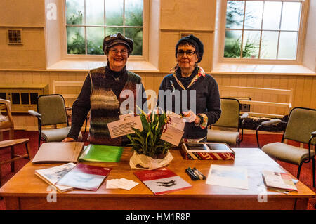 Hereford, Herefordshire, England. 1. Februar 2017. Murri Smith (l) und Kim Holroyd (r) stellen die sie mit Frieden Lillys Ae senden an die Organisatoren der Arme Expo im Courtyard Theatre in Hereford. Bildnachweis: Jim Holz/Alamy Live-Nachrichten Stockfoto