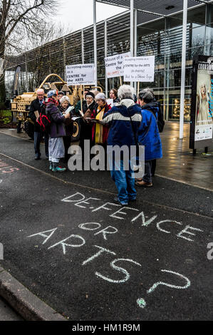 Hereford, Herefordshire, England. 1. Februar 2017. Demonstranten gehen auf die Straße in Hereford, ihre Besorgnis über die Hereford Defence and Security Expo statt im Courtyard Theatre zu äußern. Die Expo ist ein Forum für Militär, Sicherheitsdienste und Lieferanten, die von der britischen Regierung, Militär und einige der weltweit größten Waffenfirmen wie Qinetiq lokale private Militär- und Sicherheitsfirmen zusammenführt. Der Protest wurde von Hereford Friedensrates und Hereford Quäker organisiert. Bildnachweis: Jim Holz/Alamy Live-Nachrichten Stockfoto