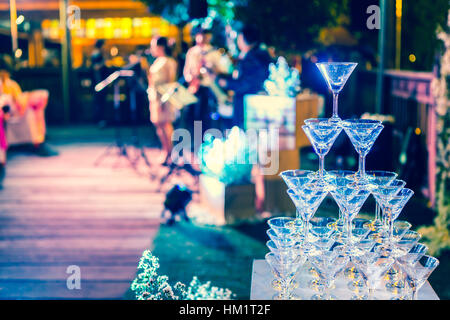 Aufgereiht sind Gläser Champagner in Hochzeitsfeier Stockfoto