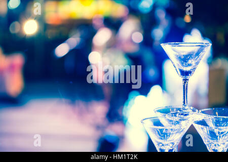 Aufgereiht sind Gläser Champagner in Hochzeitsfeier Stockfoto