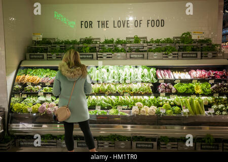 Shopper im Bereich Produkte in der neuen Whole Foods Market gegenüber dem Bryant Park in New York am Eröffnungstag Samstag, 28. Januar 2017. Der Store in Midtown Manhattan ist der 11. Filiale in der Stadt eröffnen. Das Geschäft hat eine große Auswahl an Fertiggerichten aus einer vielfältigen Gruppe von Anbietern im Markt.  (© Richard B. Levine) Stockfoto