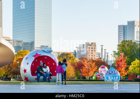 Familie genießen einen Smartphone-Fototermin bei World of Coca-Cola an einem schönen Herbsttag in der Innenstadt von Atlanta, Georgia. (USA) Stockfoto