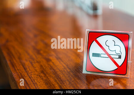Kein Rauchen Zeichen auf einem Holztisch angezeigt Stockfoto